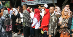 Warga Rela Berdesakkan Saksikan Pernikahan Kahiyang Ayu