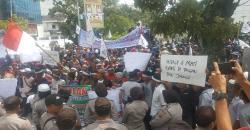 Ribuan Nelayan Kepung Kantor Gubernur Sumatera Utara Minta Keadilan