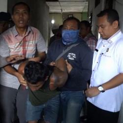 Gerebek Kampung Narkoba, Tersangka Menangis saat Diamankan Polisi