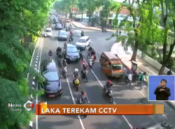 VIDEO: Hilang Konsentrasi, Mobil Seruduk Pengendara Motor Terekam