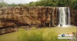 Keindahan Curug Awang Menyerupai Air Terjun Niagara Mini