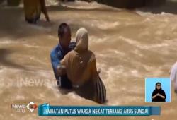 Jembatan Putus, Warga Pacitan Nekat Seberangi Sungai Deras