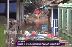 Warga Korban Banjir di Cawang Mulai Bersihkan Rumah