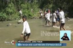 Lawan Derasnya Sungai, Ini Perjuangan Siswa SD di Probolinggo