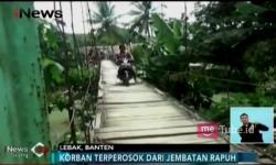 Jembatan Rapuh, Seorang Siswi di Lebak Jatuh ke Sungai