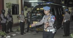 Keluarga Lepas Jenazah Aipda Denny di TPU Bantar Jati Jakarta Timur 