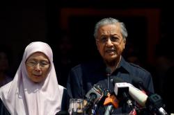 Mahathir Mohammad Mundur, Wan Azizah Calon Kuat PM Malaysia Berikutnya