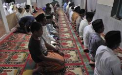Jamaah Naqsabandiyah di Padang Mulai Puasa Ramadan Hari Ini