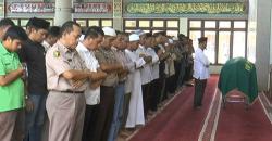 Ipda Auzar yang Gugur Ditabrak Teroris Dimakamkan di BPG Tenayan Raya