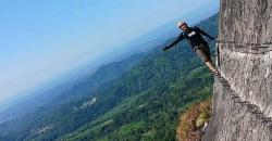 Uji Adrenalin di Gunung Parang Purwakarta, Jajal Wisata Panjat Tebing
