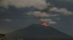 Gunung Agung Kembali Erupsi, Teramati Ada Sinar Api saat Letusan