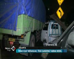 Tak Kuat Nanjak, Truk Gandeng Tabrak Pikap di Tol Tomang