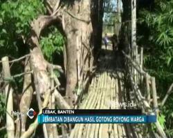 Tak Diperbaiki, Warga Nekat Lintasi Jembatan Rusak Penghubung Desa di Lebak
