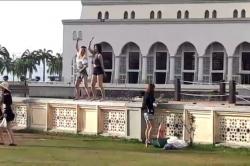 Masjid di Malaysia Dibuka Lagi bagi Turis Setelah Insiden Wanita Joget
