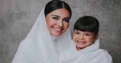 Shakira Kaget Rambutnya Rontok, Denada Tutup Kaca Wastafel Pakai Koran