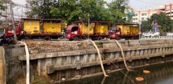 Belasan Mobil Pompa Dikerahkan untuk Kurangi Bau Menyengat Kali Item 