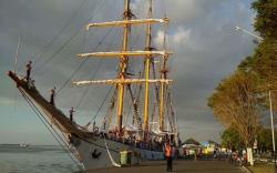 Lantamal VI Makassar Ajak Pelajar Naik KRI Dewaruci