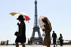 Menara Eiffel Dibuka Lagi Setelah Ditutup 2 Hari, Turis Lega
