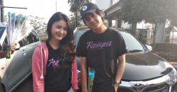 Adinda Azani dan Arbani Yasiz Bagi-Bagi Bunga di Okezone Run with Idol