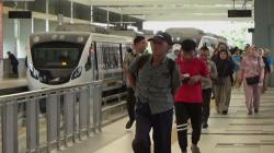 Warga Palembang Tetap Antusias Naik Kereta LRT<