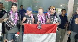 Tiba di Juanda, Boyzone Kenakan Blangkon dan Bentangkan Merah Putih