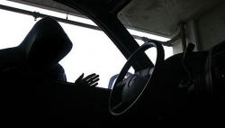 Dalam 11 Detik, Kakek Ini Curi Uang dan Koper dari Taksi yang Diparkir