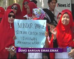 Orasi di Gedung KPU, Barisan Emak-Emak Tuntut Jokowi Fokus Pencalonan