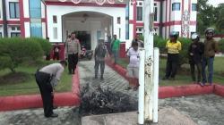 Pria Bakar Sepeda Motornya di Halaman Kantor PDIP Kalteng