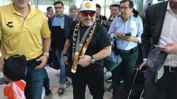 Diajak Foto Fans Dorados de Sinaloa, Maradona Justru Mendorongnya