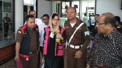 Karen Agustiawan Pakai Rompi Tahanan Kejaksaan Agung