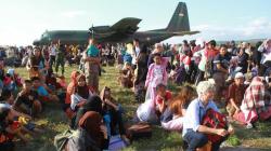 Landasan Pacu Bandara Penuh Warga, Penerbangan Keluar Palu Dihentikan