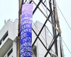 Kembali Panjat Sutet, Pria Ini Bentangkan Spanduk Kapolri Tangkap Saya