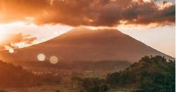 Menikmati Sunrise di Bali, Indahnya Bukit Cinta Terselimuti Kabut