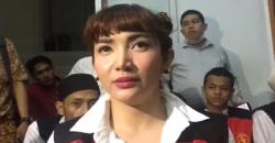 Roro Fitria Mengiba ke sang Kakak agar Pemakaman Ibunya Ditunda