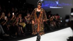Jadi Model Catwalk, Menteri Susi Pudjiastuti Hebohkan JFW