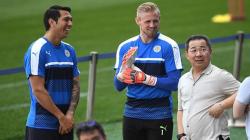 Helikopter Pemilik Leicester Jatuh, Schmeichel Lari Keluar Stadion