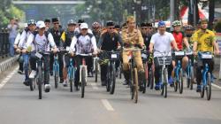 Berseragam Veteran, Jokowi Gowes Bersama Peserta Bandung Lautan Sepeda