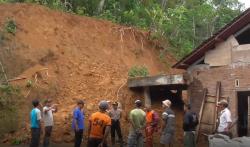 Diguyur Hujan Deras, 2 Rumah di Purworejo Rusak Diterjang Longsor