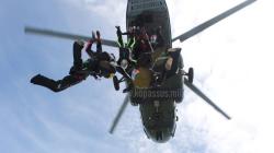 Kopassus Ukir Rekor Muri Terjun Freefall Bawa Bendera Terbesar