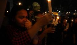 Kenang Tragedi Pemandian Daun Paris, Mahasiswa Karo Pasang 1.000 Lilin
