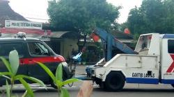 Mobil Derek Polda Metro Evakuasi Belasan Mobil di Polsek Ciracas