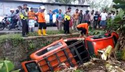 Sopir Kelelahan Usai Evakuasi Longsor, Mobil BPBD Jember Masuk Selokan