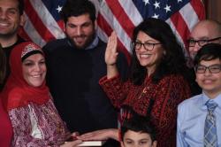 Wanita Muslim Pertama di DPR AS Disumpah Pakai Alquran Milik Jefferson