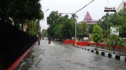 Banjir Terjang Surabaya, Sejumlah Kendaraan Mogok