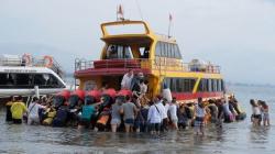 Kapal KMP Pratitha IV Berpenumpang 383 Orang Kandas di Selat Bali