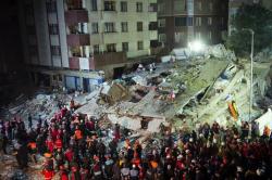 Gedung Apartemen 8 Lantai di Istanbul Turki Runtuh, 2 Orang Tewas