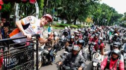 Pembalap MotoGP Marc Marquez Keliling Bandung Naik Bandros