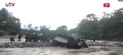 Nekat Terobos Sungai, Mobil Pikap dan Sopir di NTT Terseret Arus 1 Km