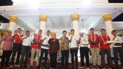 Akhiri Friksi, Khofifah Satukan Persebaya dan Arema di Grahadi