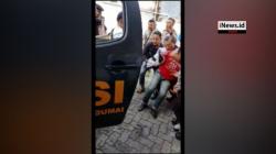 Video Detik-Detik Polisi Tembak Pria Bawa Parang di Kantor BNI Dumai